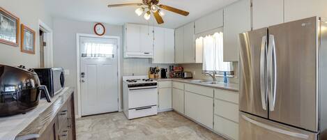 Een koelkast, een microgolfoven, een kookplaat, een broodrooster