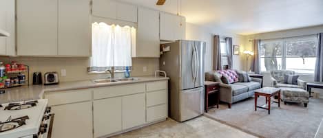 Kühlschrank, Mikrowelle, Herdplatte, Toaster