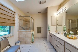 Hair dryer, towels - Spacious Hernando Home: Community Pool + Lake! (Hernando)