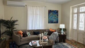 TV, books - Beach House Near Carlisle Bay, Walk to Beach, Historic Charm, Sleeps 4-6 (Bridgetown)