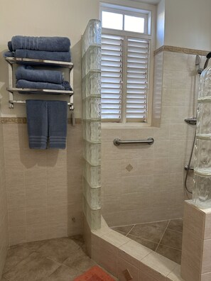Shower, hair dryer, bidet, towels - Beach House Near Carlisle Bay, Walk to Beach, Historic Charm, Sleeps 4-6 (Bridgetown)
