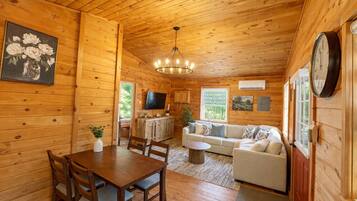 TV, lettore DVD, libri, videoteca