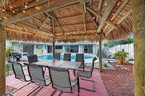 Outdoor dining - NEW! Spacious Retreat Heated Pool Central Spot (Fort Lauderdale)