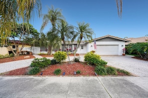 Exterior - NEW! Spacious Retreat Heated Pool Central Spot (Fort Lauderdale)