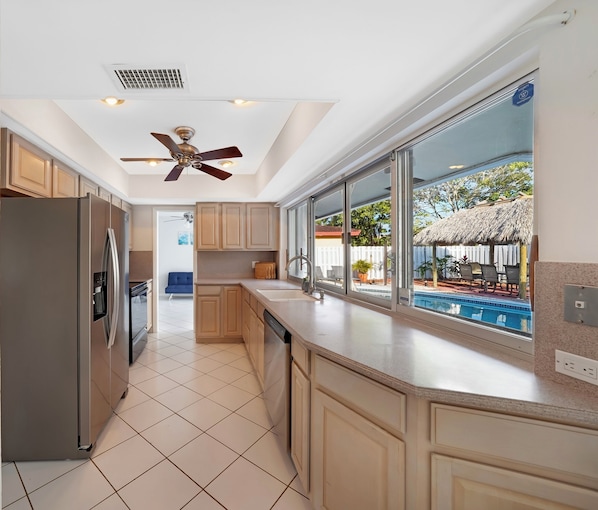 Private kitchen - NEW! Spacious Retreat Heated Pool Central Spot (Fort Lauderdale)