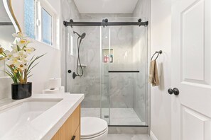 Dusche, Haartrockner, Handtücher, Seife