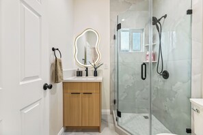 Dusche, Haartrockner, Handtücher, Seife