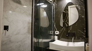 Secador de pelo, jabón y papel higiénico