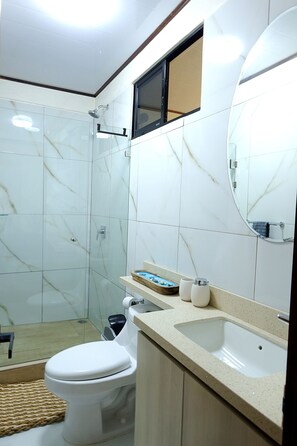 Shower, towels, toilet paper - Casa Aldama -  Private pool and 10 minutes to Tamarindo Beach (Provincia de Guanacaste)
