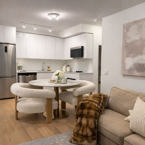 Fully Furnished Stylish Vaughan Condo near / Steps to VaughanMills