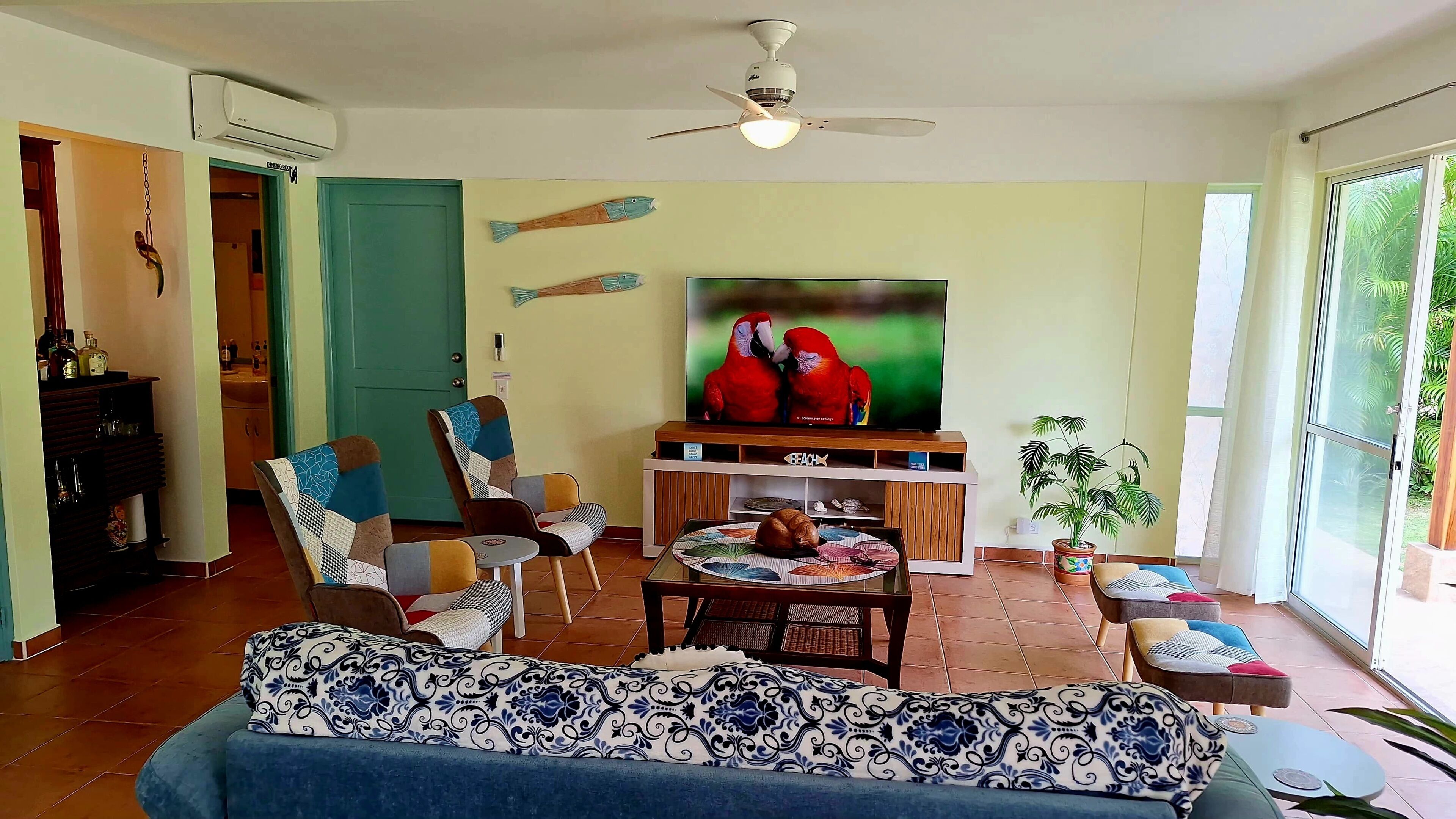 Luxe villa, gedeeltelijk uitzicht op meer | Woonruimte | Een flatscreentelevisie