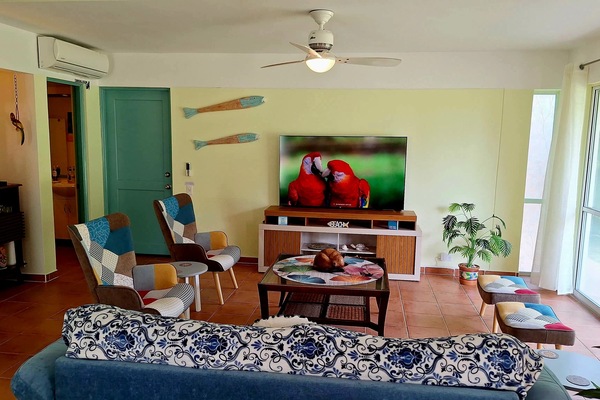 Luxe villa, gedeeltelijk uitzicht op meer | Woonruimte | Een flatscreentelevisie