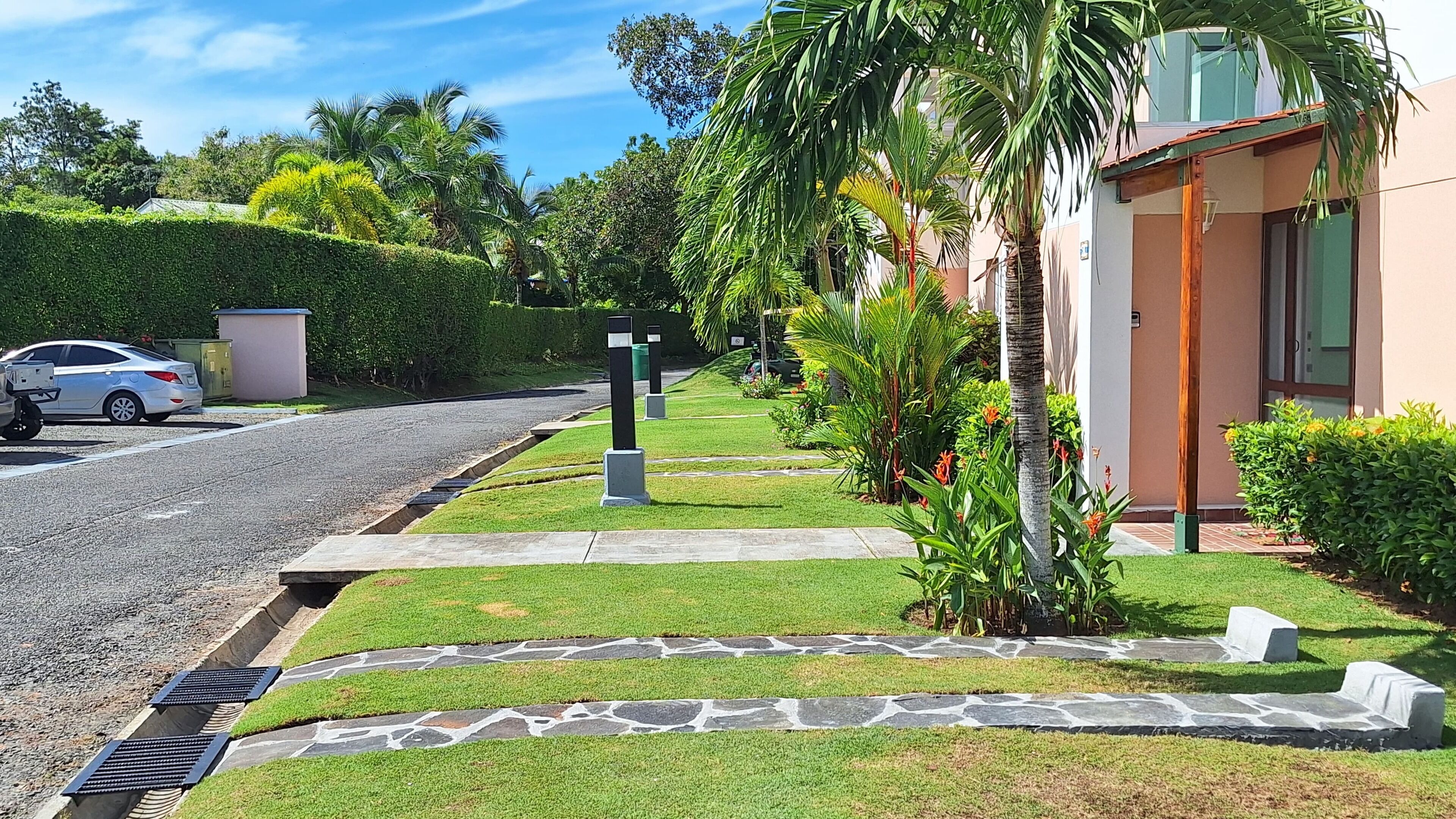 Vista frontal de la propiedad
