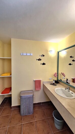 Luxury-Villa, eingeschränkter Seeblick | Badezimmer | Dusche, kostenlose Toilettenartikel, Haartrockner, Handtücher