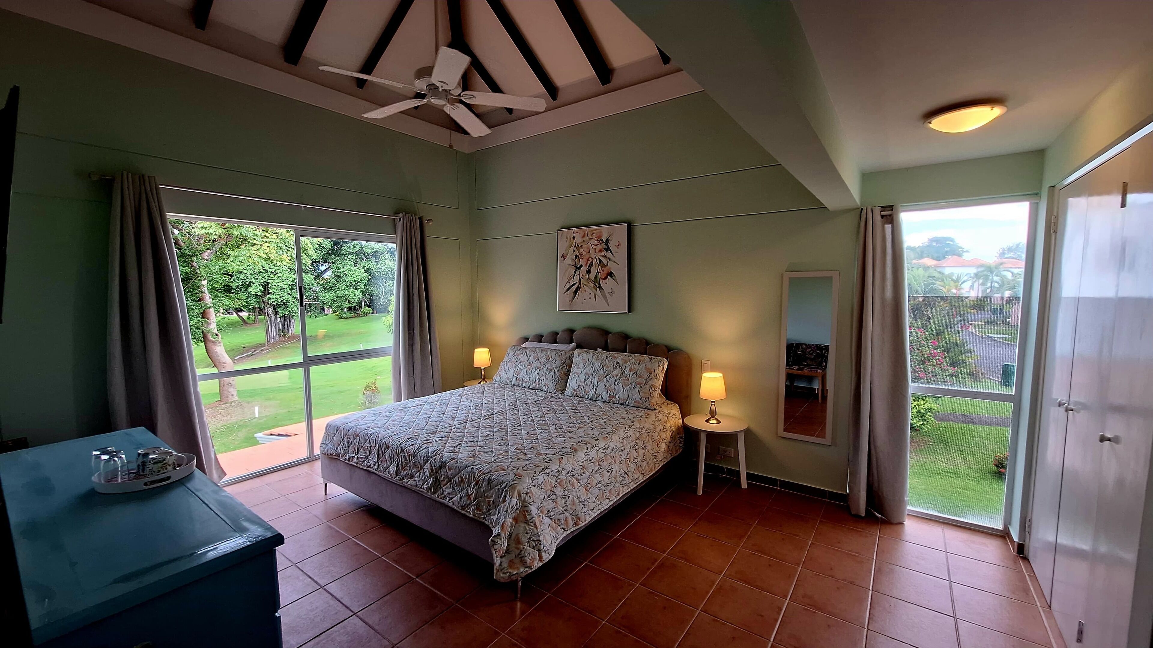 Luxury-Villa, eingeschränkter Seeblick | Schreibtisch, laptopgeeigneter Arbeitsplatz, kostenloses WLAN