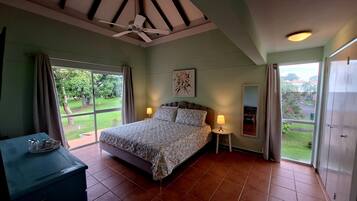 Luxury-Villa, eingeschränkter Seeblick | Schreibtisch, laptopgeeigneter Arbeitsplatz, kostenloses WLAN