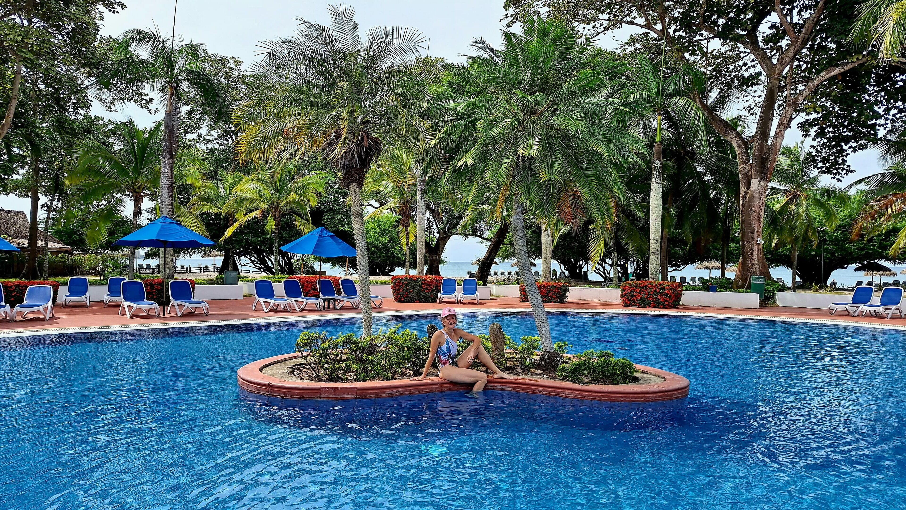 3 Außenpools, geöffnet von 09:00 Uhr bis 17:00 Uhr, Sonnenschirme