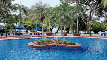 3 piscinas al aire libre, sombrillas, sillones reclinables de piscina