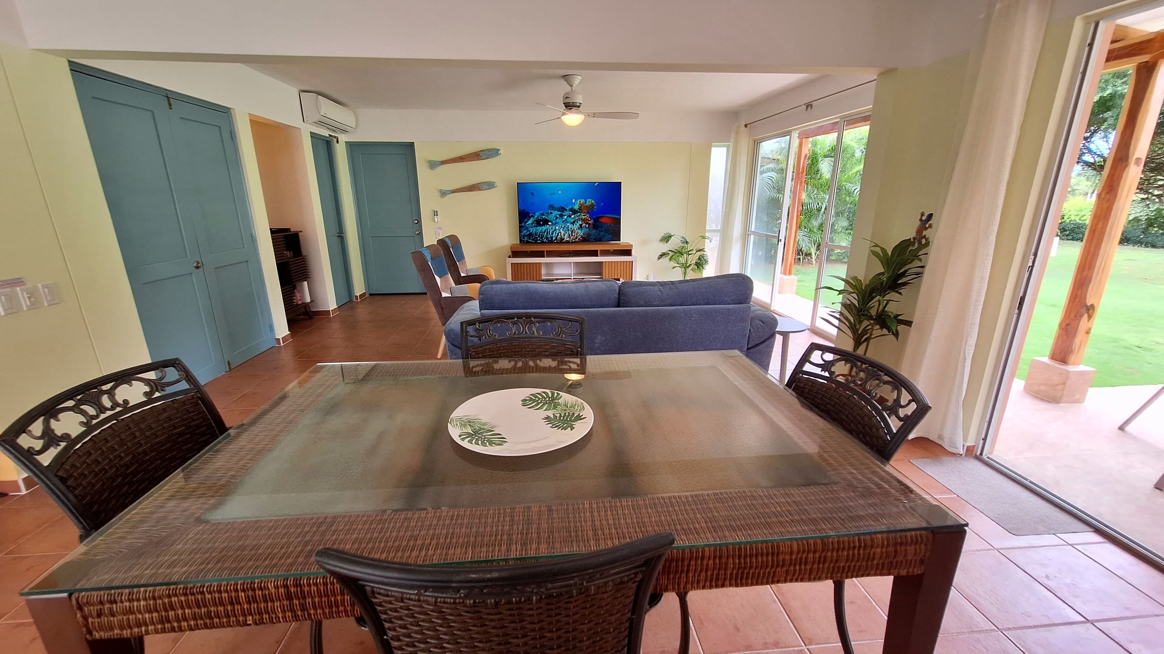 Villa de lujo, vista parcial al lago | Área de sala de estar