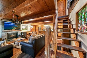 TV, fireplace - Sonoma Renovated Log Cabin 3BR 2.5BA, Spa, Sauna (South Lake Tahoe)