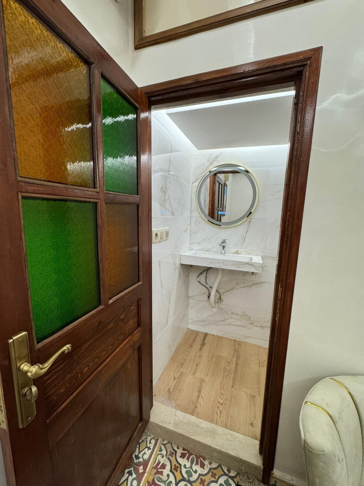 Regadera, secadora de cabello, toallas, papel de baño 