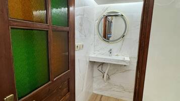 Regadera, secadora de cabello, toallas, papel de baño