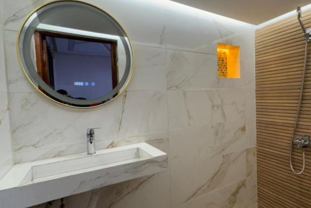 Ducha, secador de pelo, toallas, papel higiénico