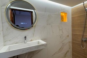 Bruser, hårtørrer, håndklæder, Toiletpapir