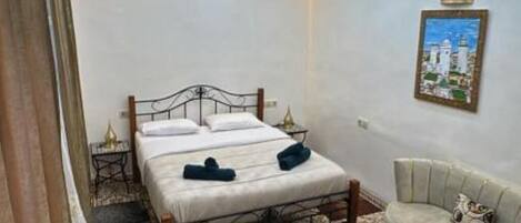 Iron/ironing board, internet, bed sheets