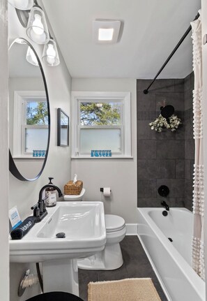 Hårføner, håndklær, såpe og sjampo