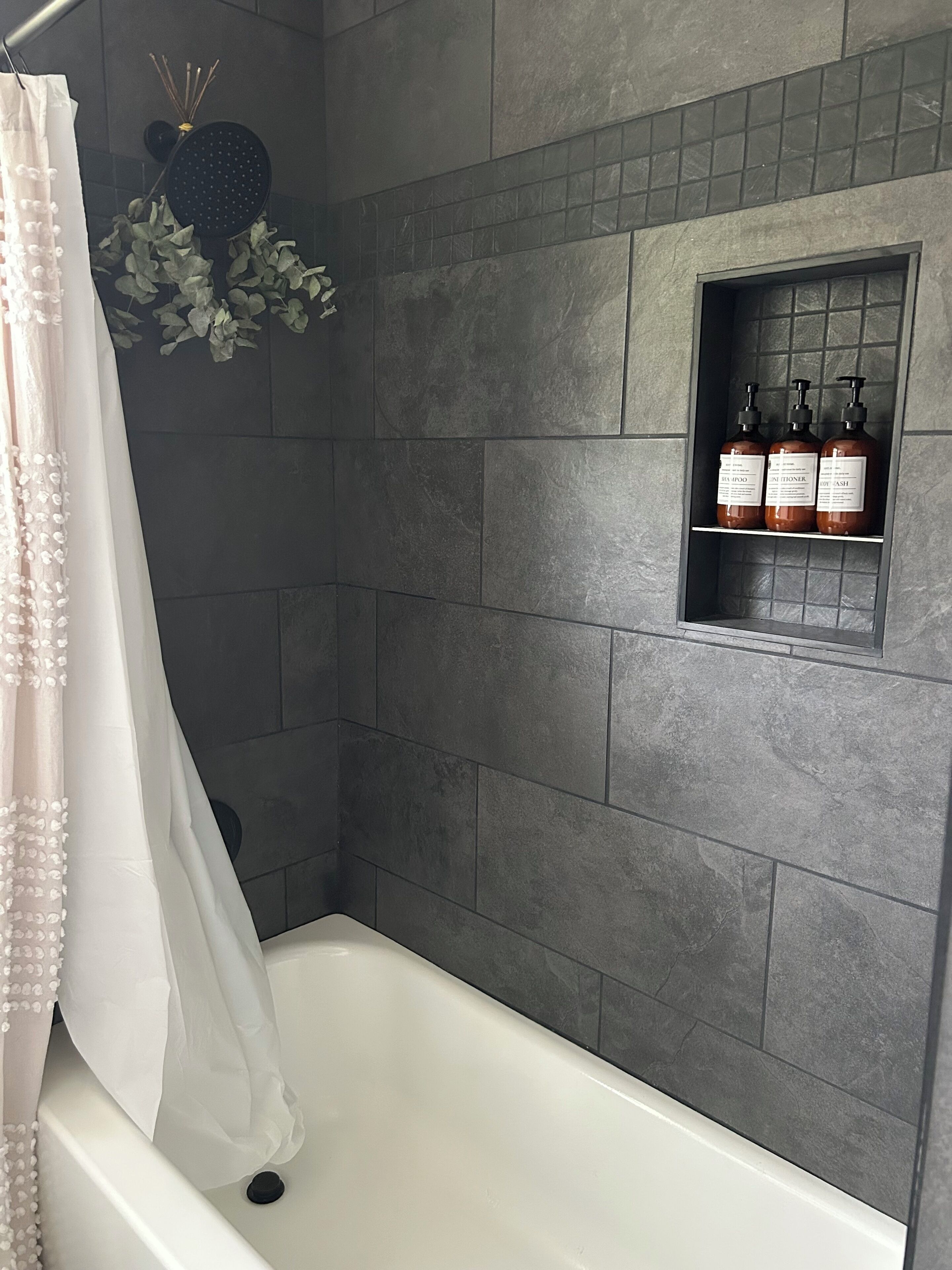 Secador de pelo, toallas, jabón y papel higiénico