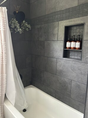 Assecador de cabells, tovalloles, sabó i paper higiènic 