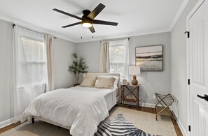 2 soverom, skrivebord, wi-fi (inkludert) og sengetøy