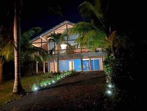 Exterior - 5 minute walk to West Bay Beach! (West Bay)