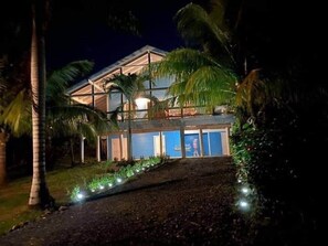 Exterior - Beautiful West Bay Beach large 4 br with pool. (West Bay)