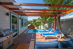 Terrace/patio - Villa w/pool - 5 min walk to West Bay beach (West Bay)