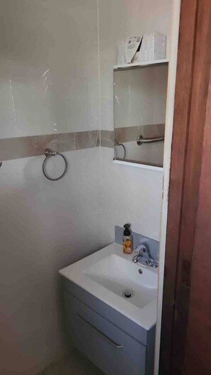 Suihku, hiustenkuivaaja, pyyhkeet, saippua