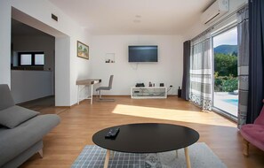 Smart TV, fireplace