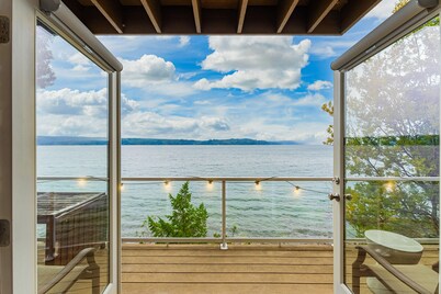 Luxurious home with private beach access, wood burning fire place, dog-friendly