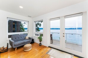 Una televisión, una chimenea