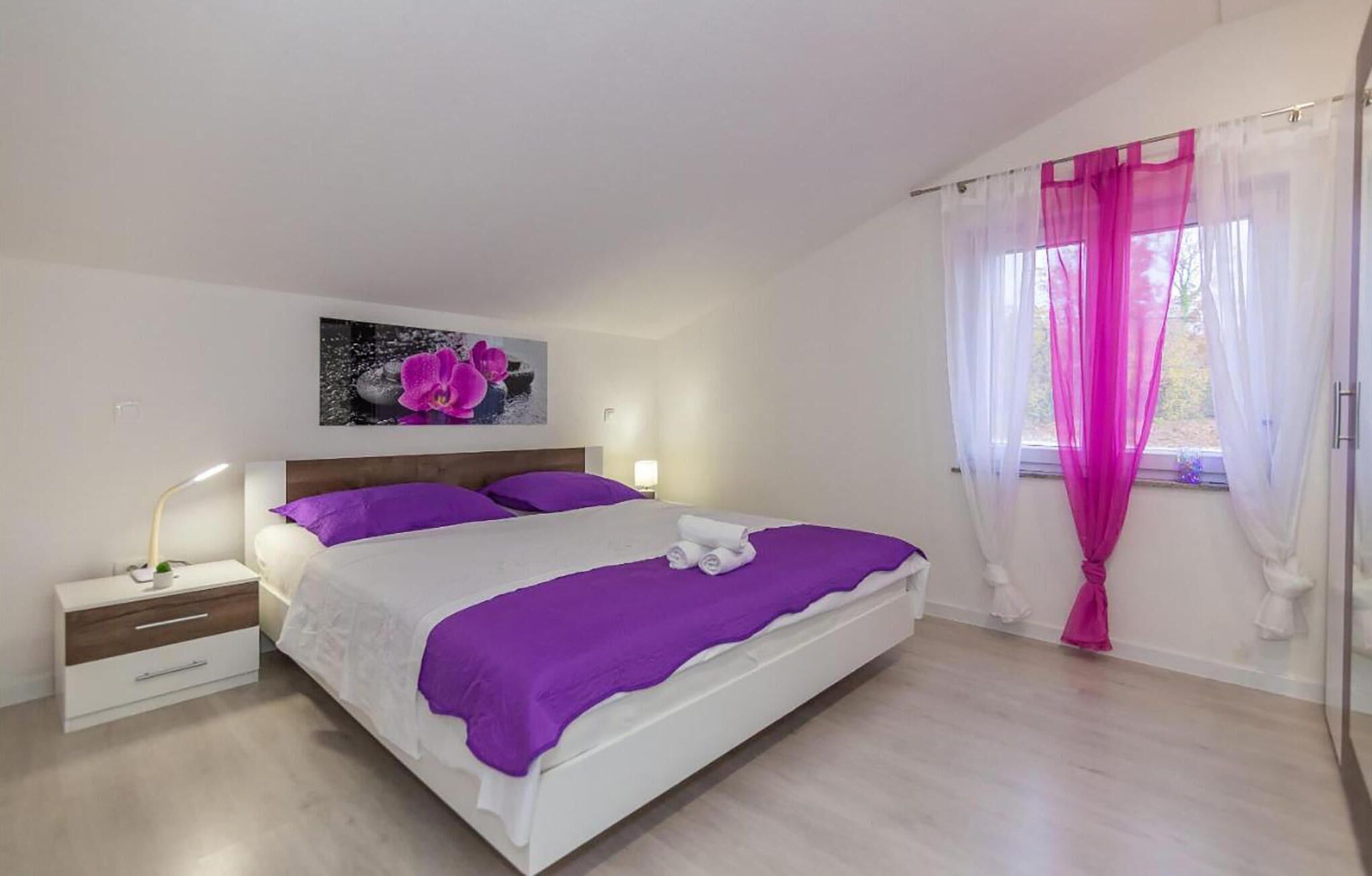 6 chambres, fer et planche à repasser, lit de bébé portatif