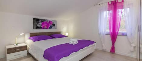 6 chambres, fer et planche à repasser, lit de bébé portatif