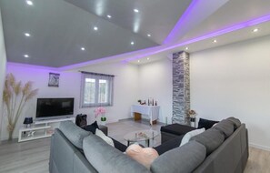 Smart TV - Amazing home in Cista Provo (Cista Provo)