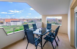 Outdoor dining - Amazing home in Cista Provo (Cista Provo)