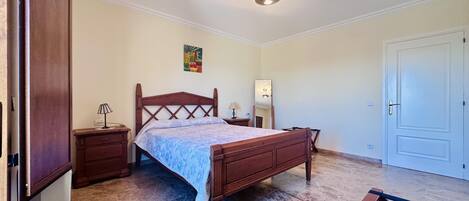 Iron/ironing board, Internet, bed sheets