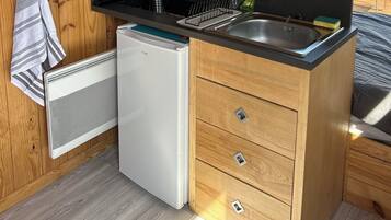 KylskÄp, mikrovÄgsugn, spishÀll och kaffe- och tebryggare