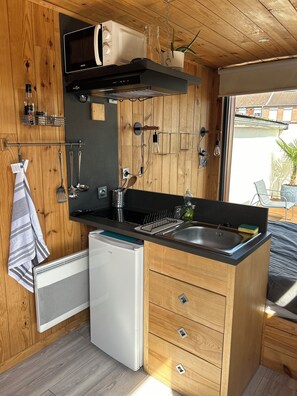 Kylskåp, mikrovågsugn, spishäll och kaffe- och tebryggare