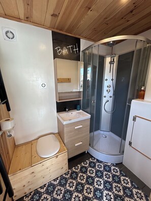 Dusch, handdukar, tvål och toalettpapper