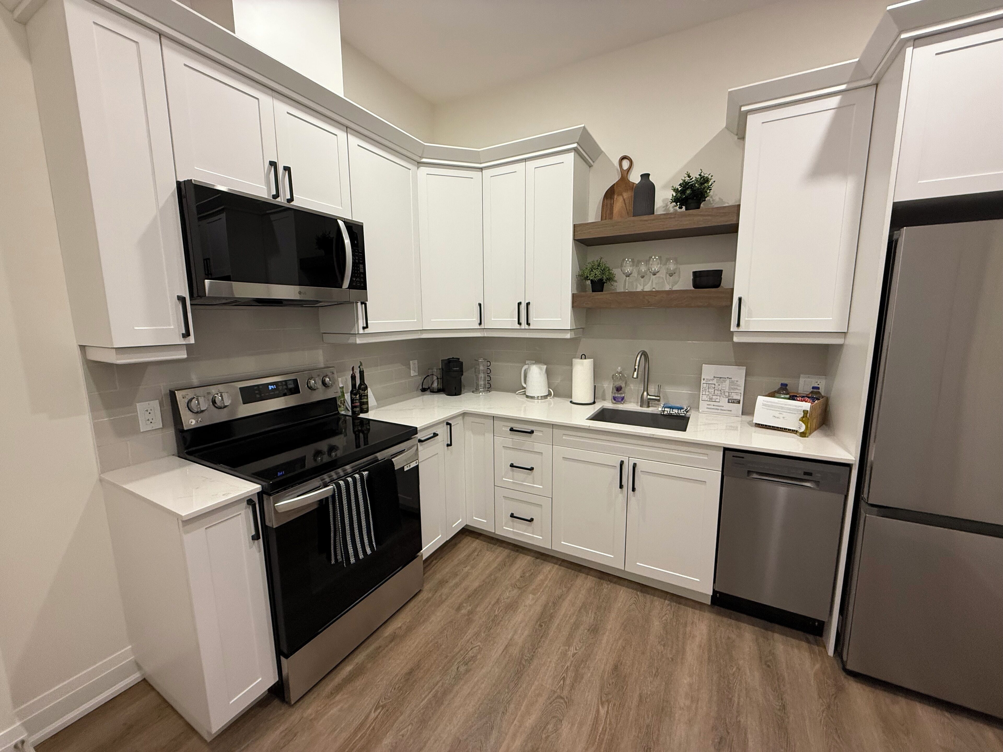 Réfrigérateur, micro-ondes, four, plaque de cuisson