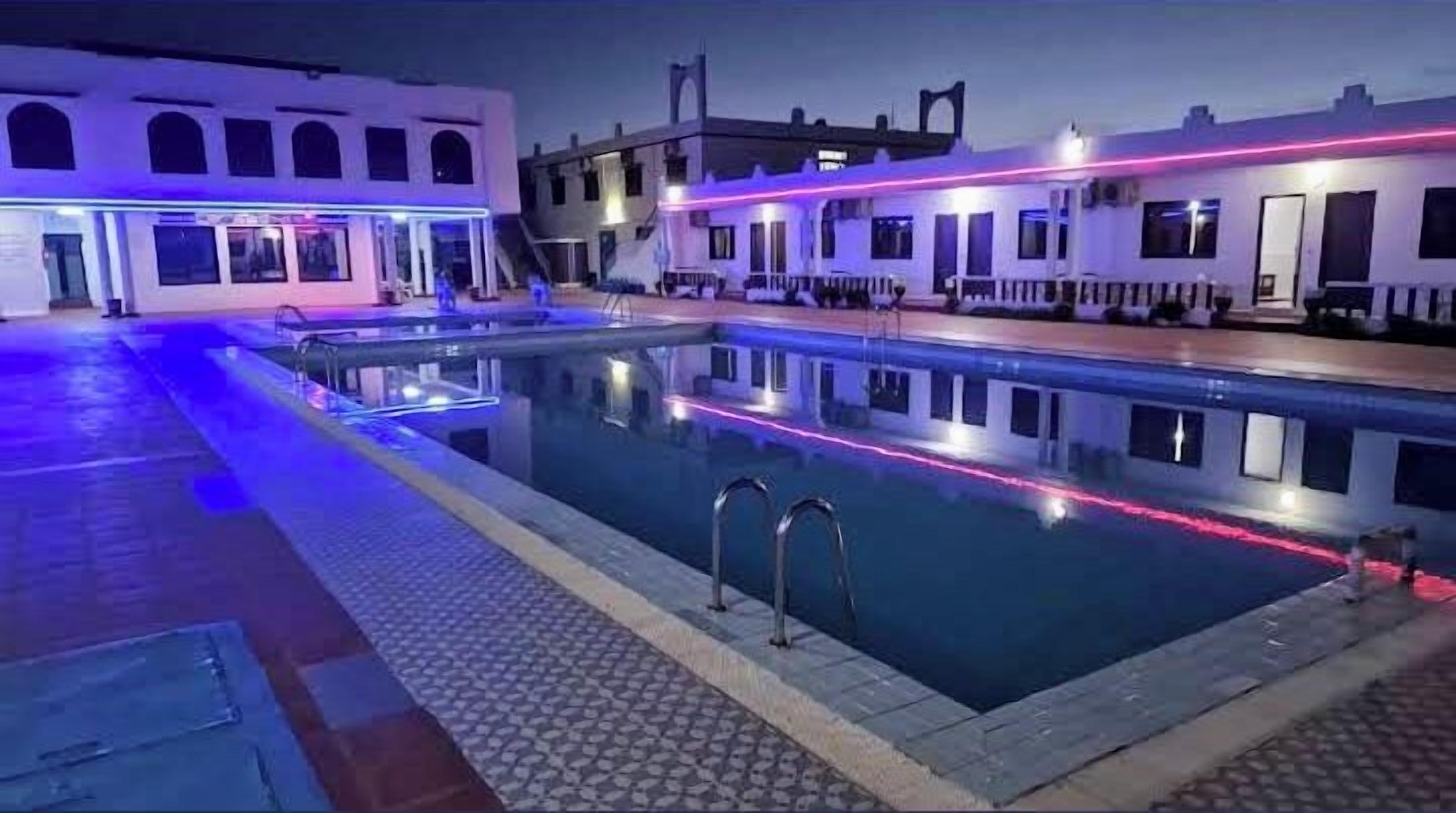 Kolam renang indoor dan kolam renang outdoor musiman